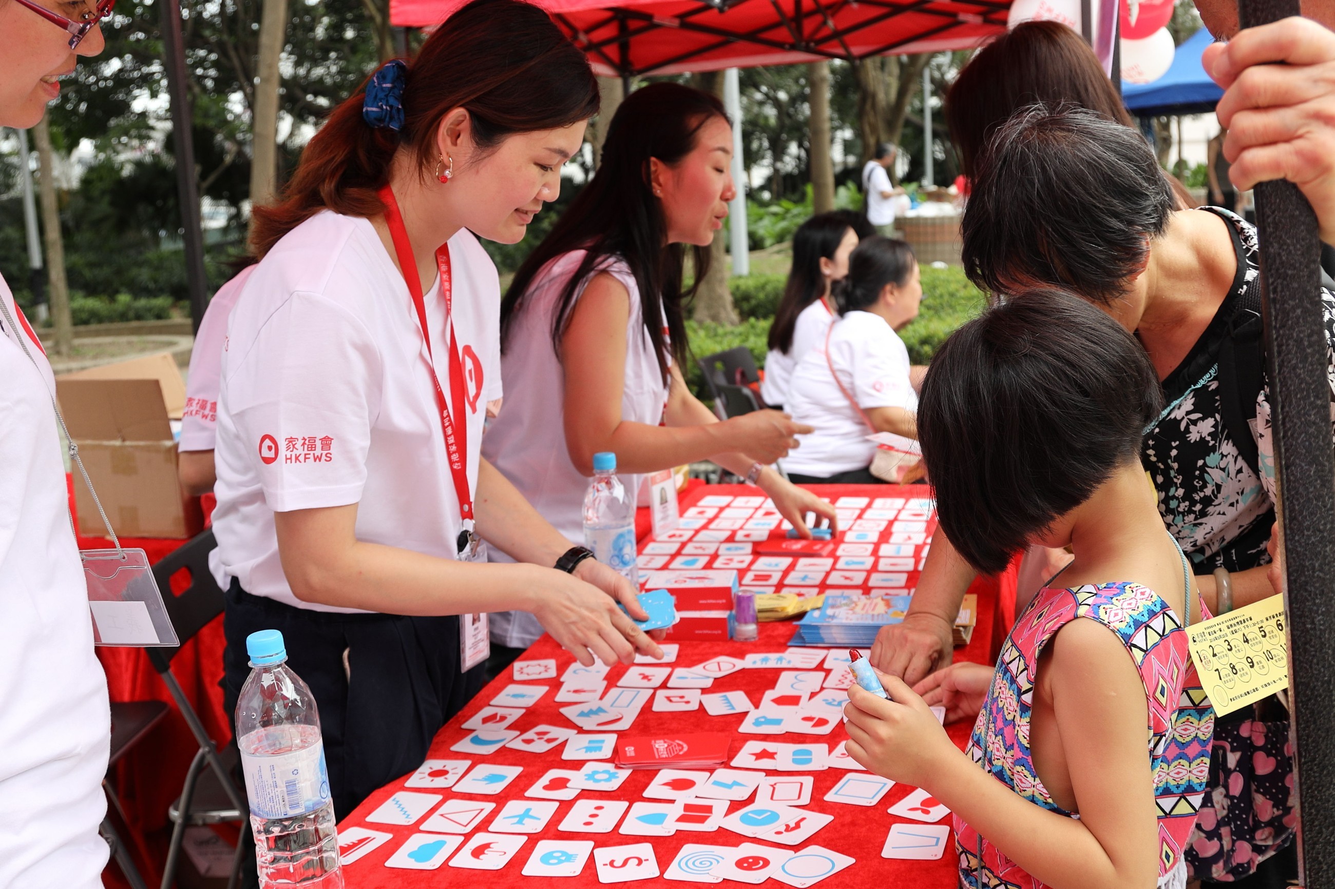 香港家庭福利會的義工在活動中進行籌款，以幫助有需要的家庭。