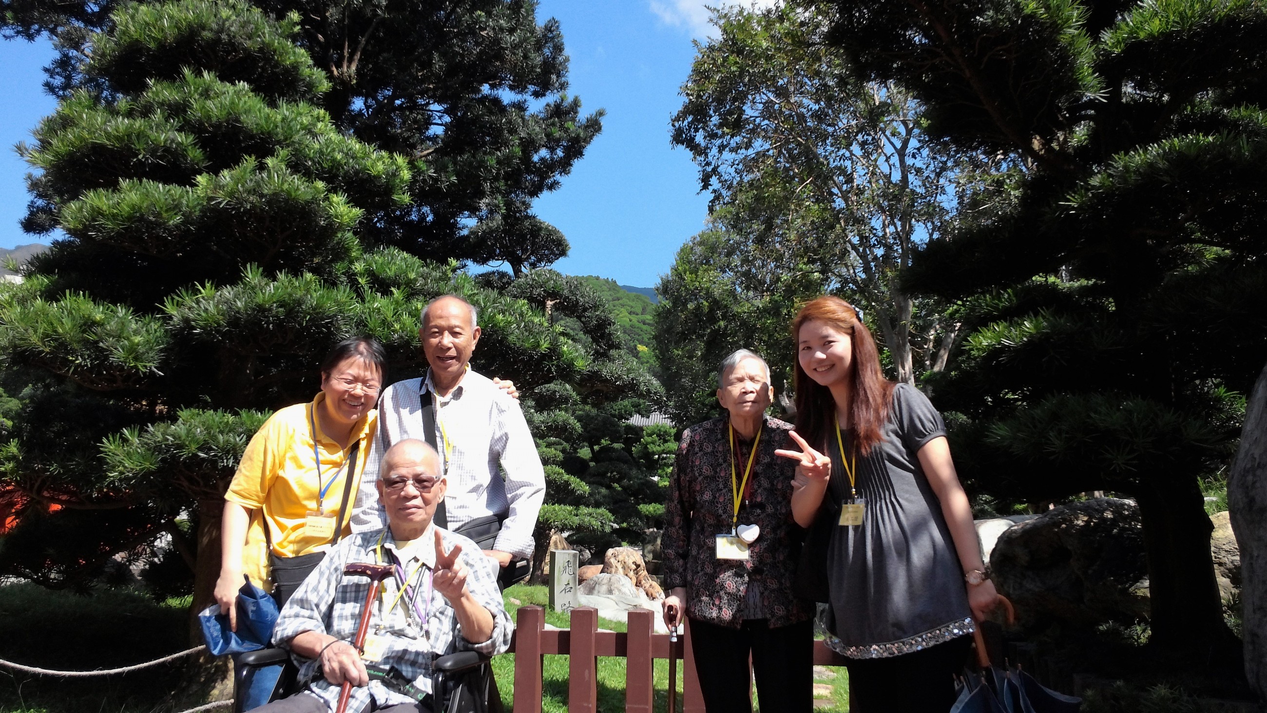 一個快樂的家庭在公園影家庭照。